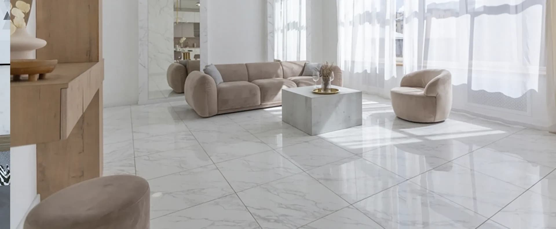 Sala con baldosa blanca